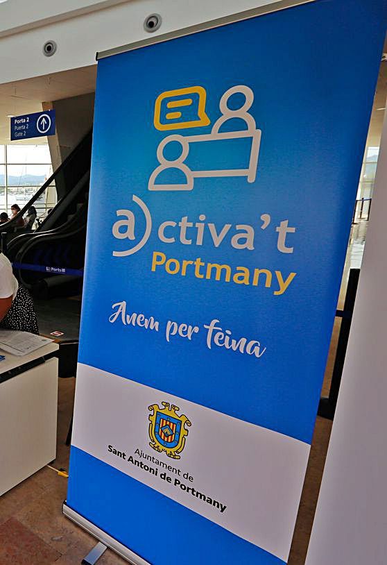 El cartel de la iniciativa creada por el Ayuntamiento de Sant Antoni, en la entrada del edificio 