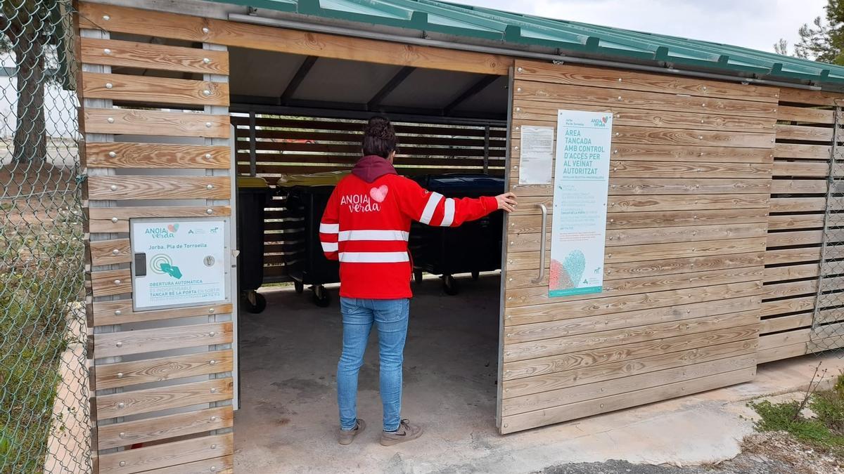 Control d'una àrea tancada de contenidors de la xarxa de gestió de deixalles Anoiaverda