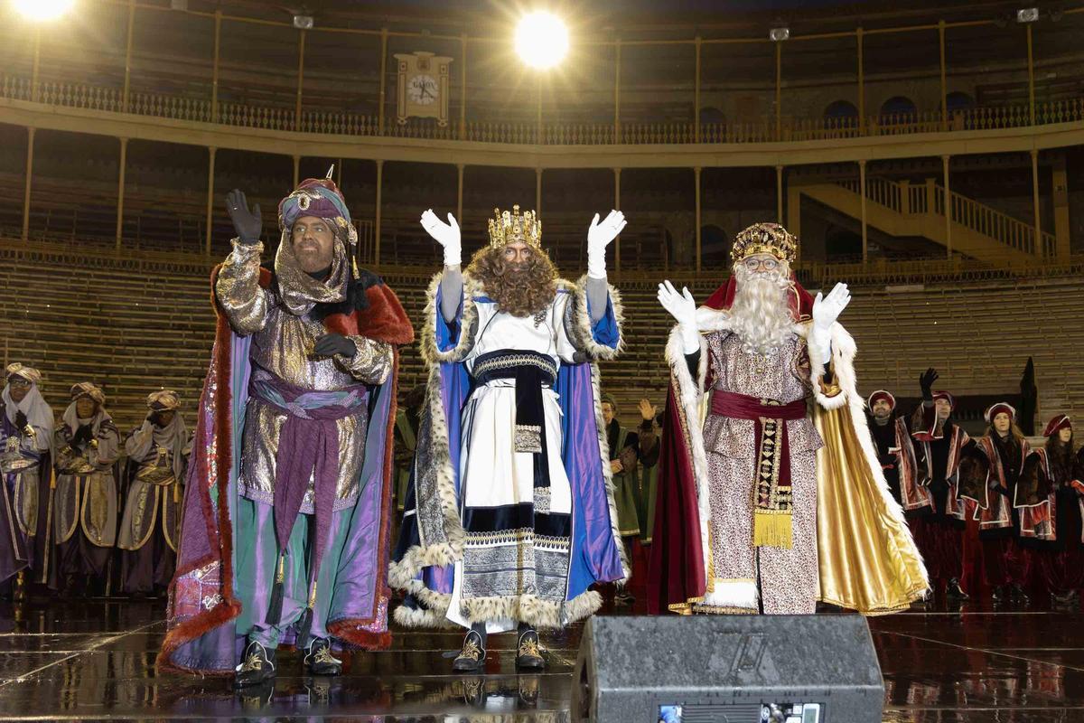 Las mejores imágenes de la Cabalgata de los Reyes Magos en Alicante