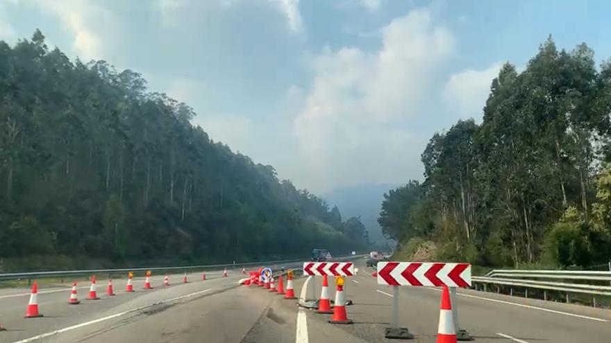 Así se circula hoy por la A-8 en dirección a Galicia: las llamas dejan paso a una intensa humareda