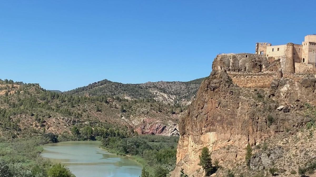 Castillo de Cofrentes, el Cabriel y el pueblo