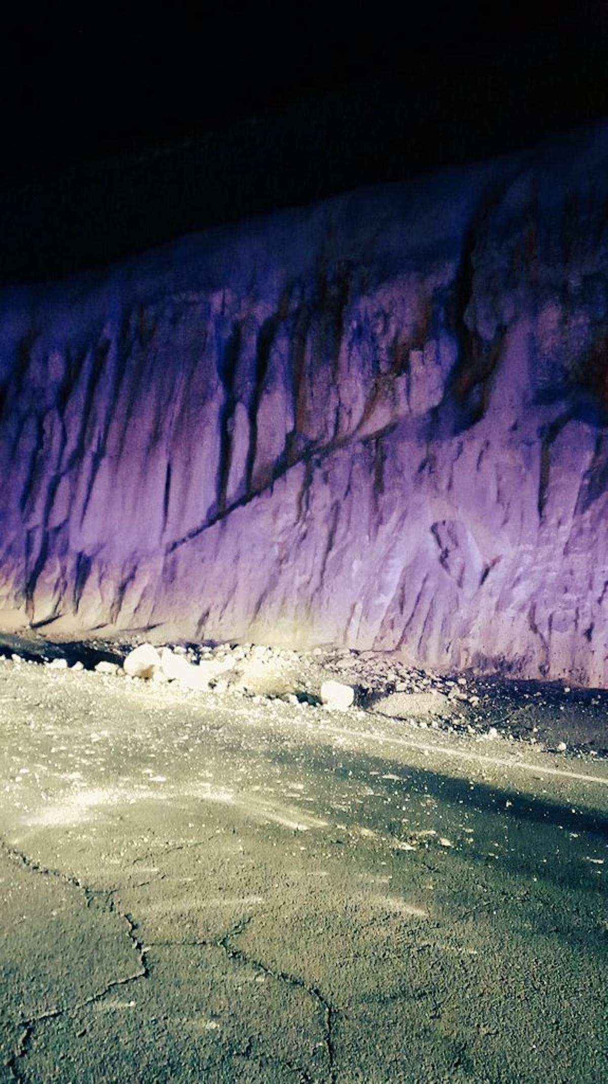 Imagen de las piedras desprendidas en la carretera entre las rotondas de El Batán y la de las Brujas.