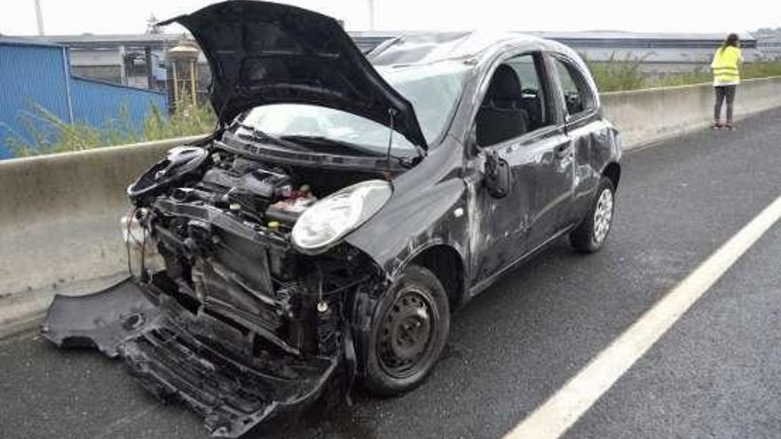 Herido leve tras volcar su coche en el punto negro de la tercera ronda