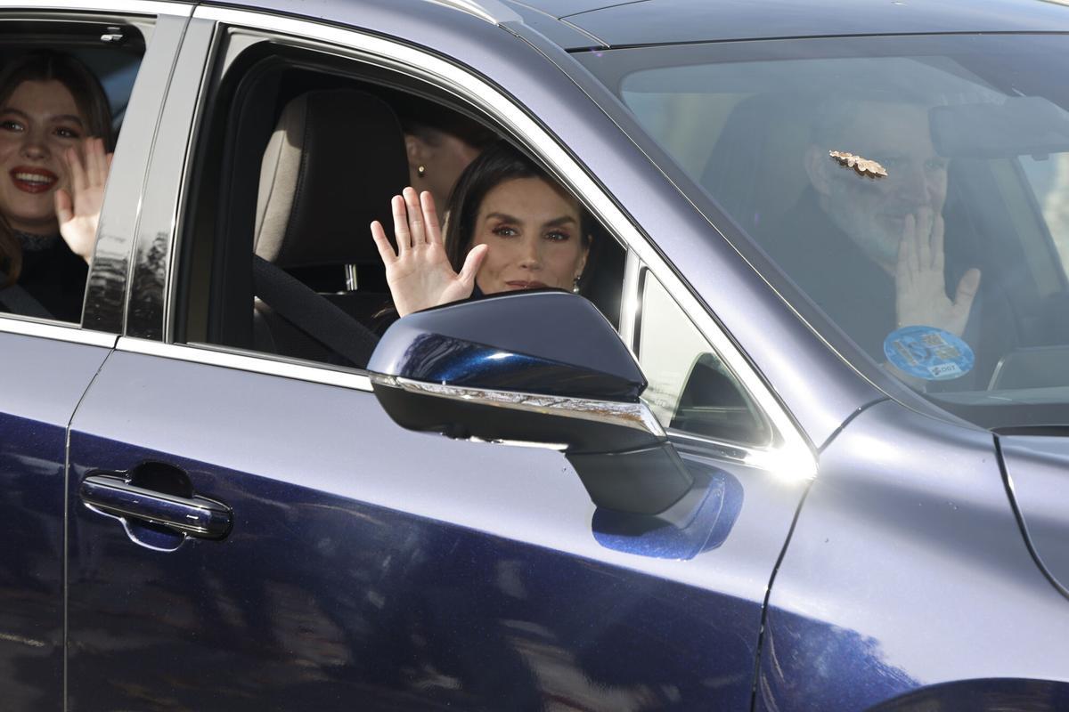 MADRID, 22/11/2025.- El rey Felipe y la reina Letizia a su llegada al Palacio de El Pardo este sábado. Cuando se cumplen cincuenta años de su proclamación, la Familia Real celebra un almuerzo en El Pardo de carácter privado en honor a los premiados con el Toisón de Oro, al que acude el monarca emérito, Juan Carlos, que no ha participado en los actos oficiales programados. EFE/ Sergio Pérez