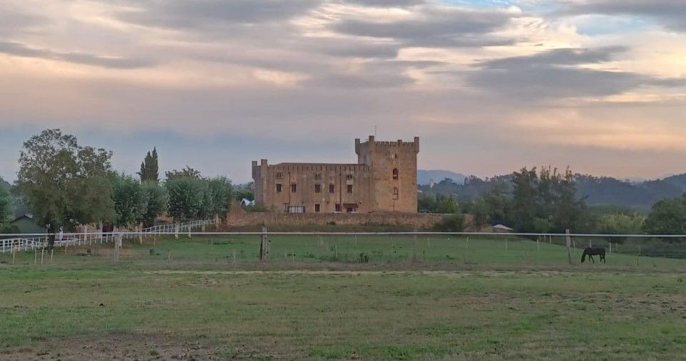 La ruta de los palacios de Llanera tiene un castillo: así es el tramo de San Cucao a Guyame que pasa por la Torre de los Valdés