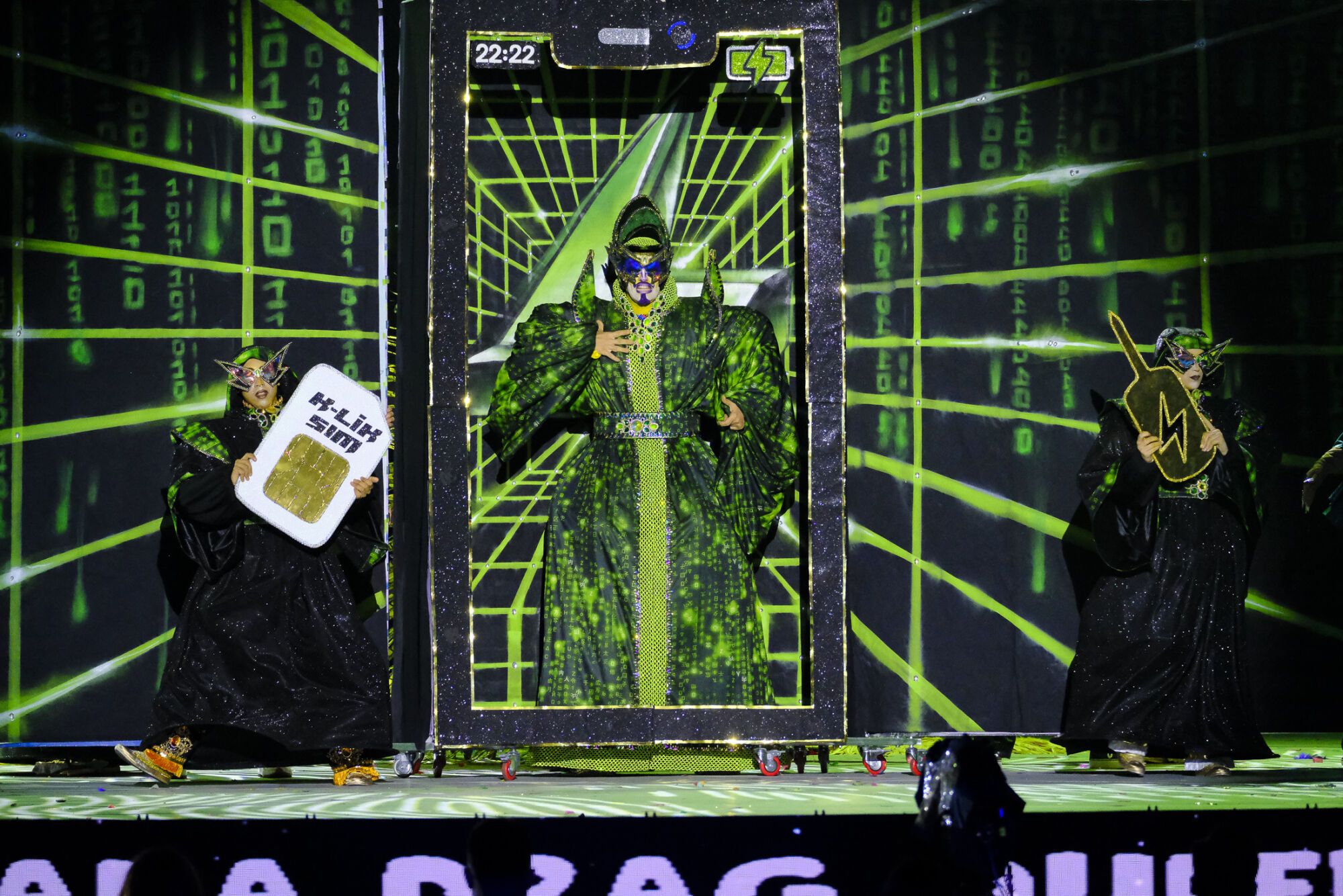 9. Drag Kalik (Elián Martín González) Con el patrocinio del Excelentísimo Ayuntamiento de la Real Ciudad de Gáldar, GM Distribuciones, Eventos y Carrozas José Halcón y Estética Integral Guía y un diseño del drag, Carolina Moreno y Daniel Guzmán presentan el espectáculo La vida es eso que pasa mientras miras la pantalla.