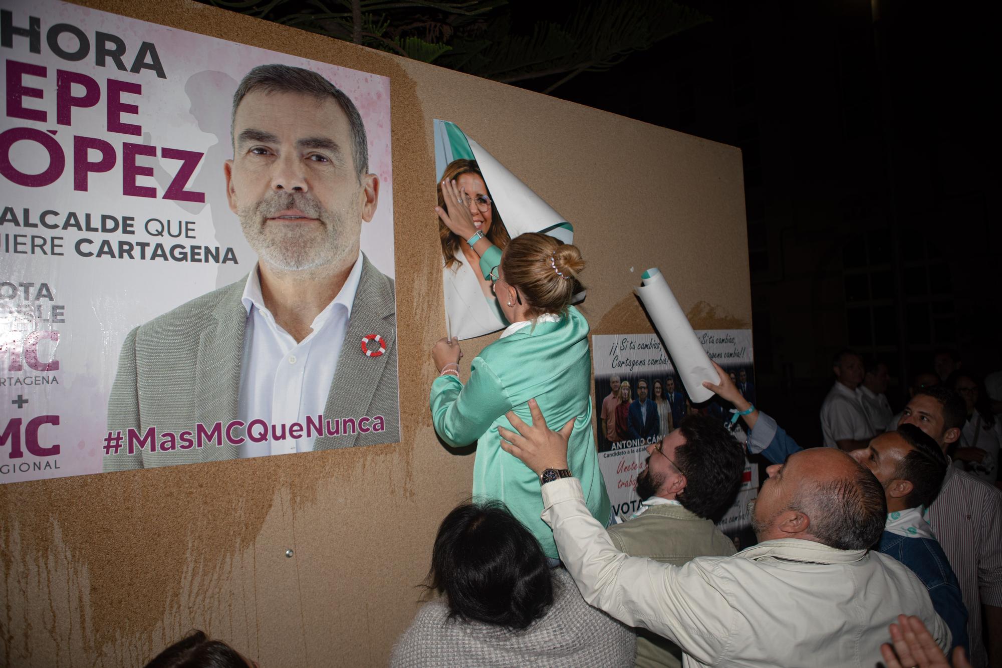 FOTOS: Cartagena abre la campaña electoral con la pegada de carteles