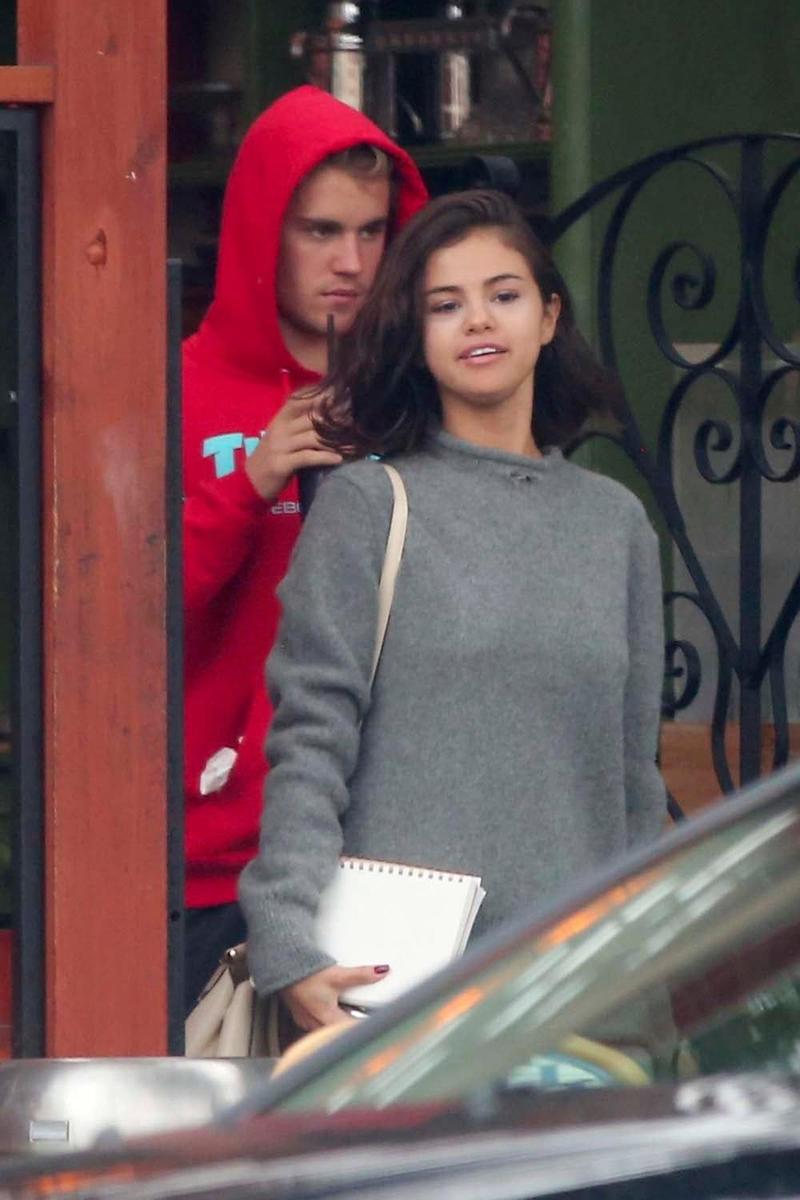 Justin Bieber y Selena Gomez saliendo de un edificio juntos
