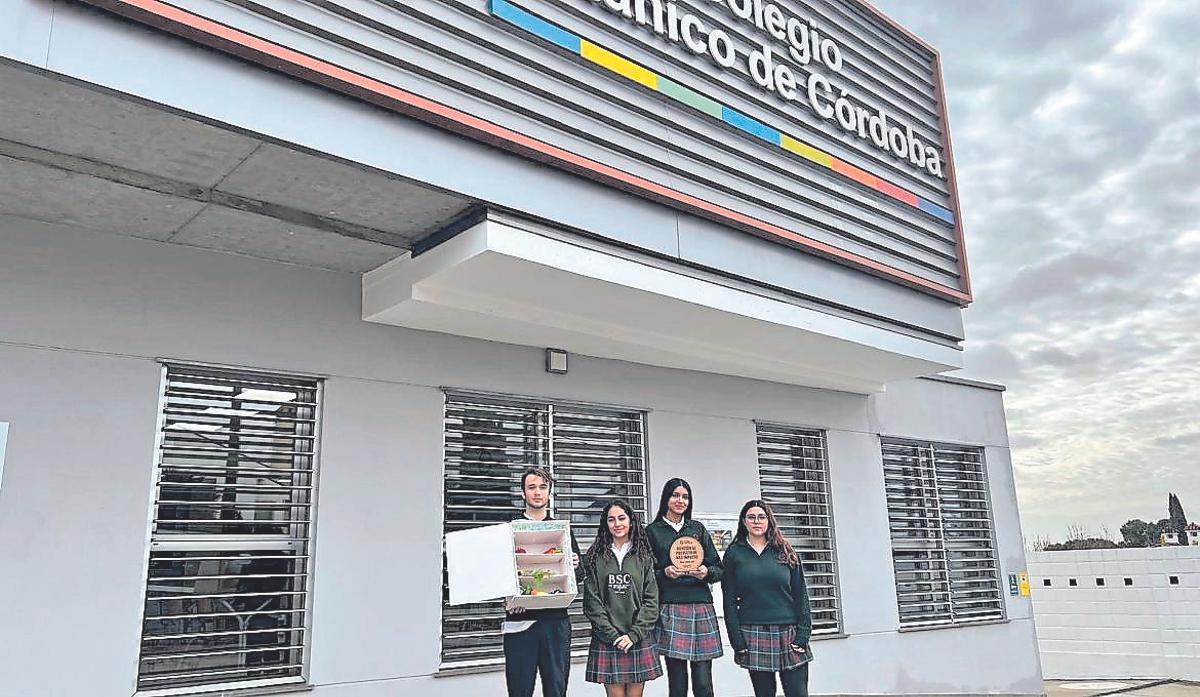 Los cuatro estudiantes del Colegio Británico galardonados.