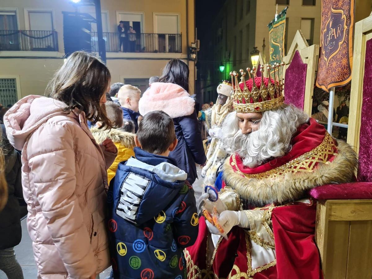 Los Reyes Magos saludando a los niños en la plaza del Ayuntamiento de Elda.