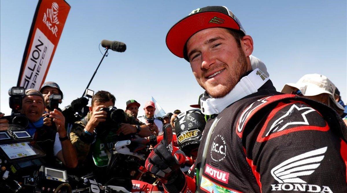 El norteamericano Ricky Brabec (Honda) muestra su felicidad al final del duro Dakar.
