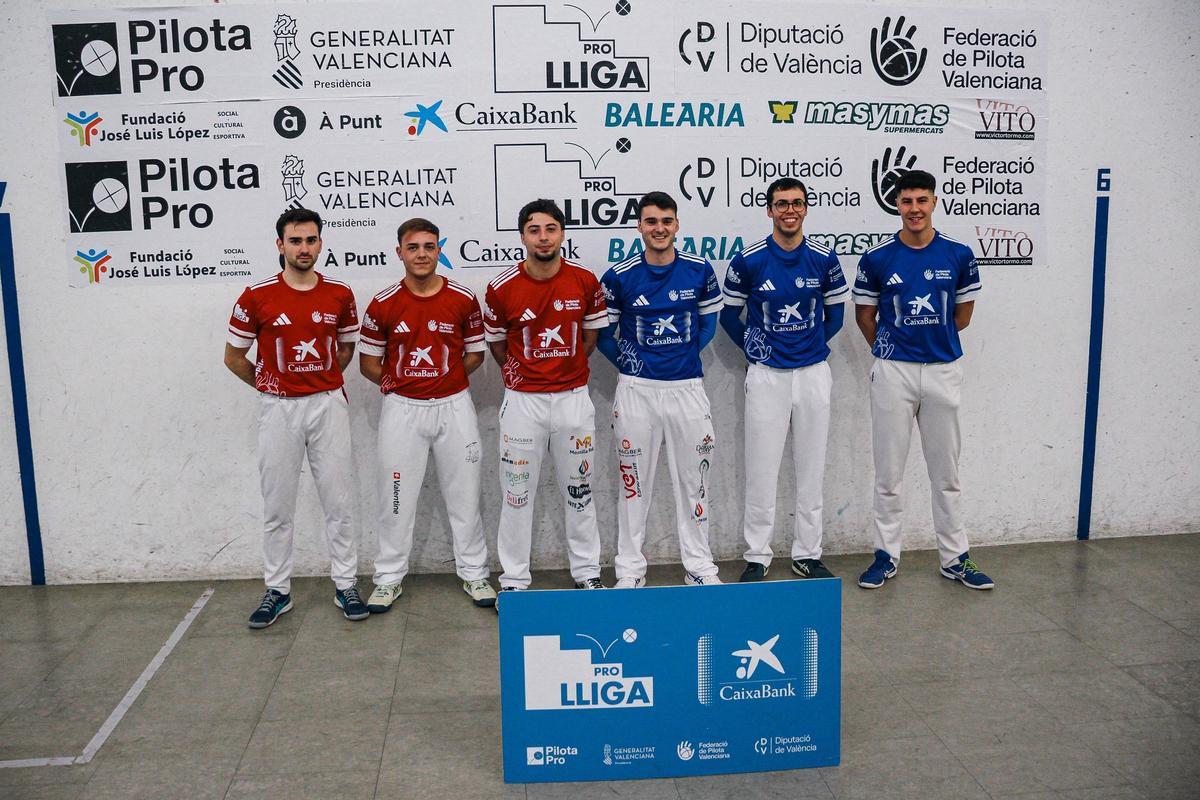 De rojo, Peye, Aroca i Marc Barber (Ajuntament de Petrer-CPV Petrer) contra Capellino, Javier C. i Joan A. (Ajuntament d'Ondara-Portal de la Marina), de azul.