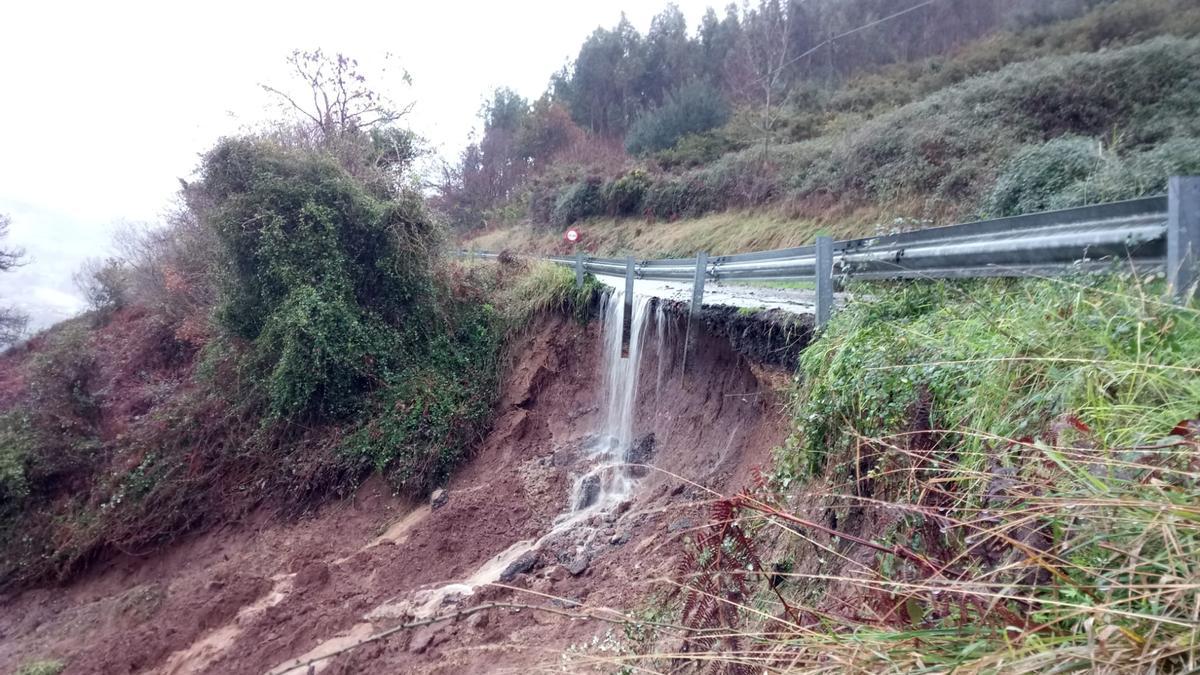 Tramo de la carretera afectado por el desprendimiento en Grullos (Candamo)