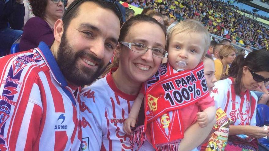 Por la izquierda, Alberto Ferruelo, Yaiza Caicoya y el pequeño Pelayo, en el estadio de Gran Canaria.