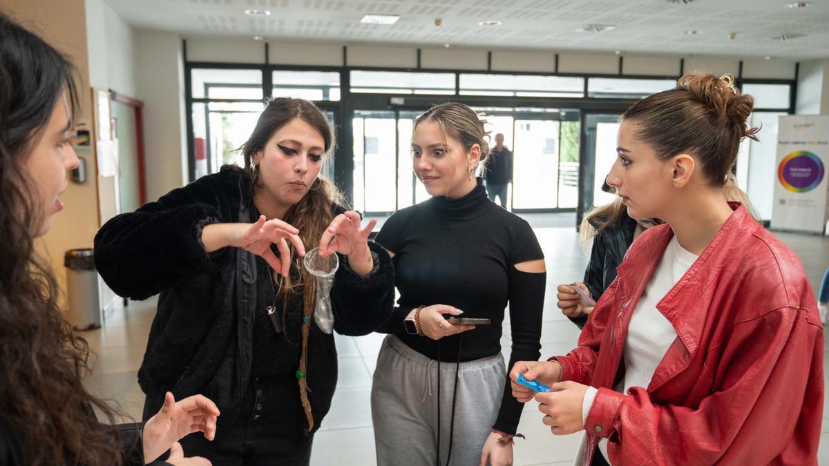 PUNTOS DE INFORMACION EN LA UJI POR EL DIA CONTRA EL VIH