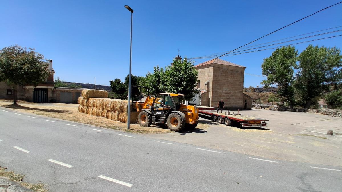 Llega a Fornillos de Fermoselle el alimento para el ganado cuyos dueños se han visto afectados por el incendio
