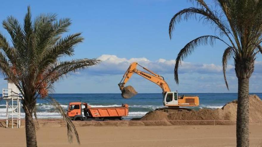 Costas regenera la playa de Piles con 10.000 m3 de arena sacada de Gandia