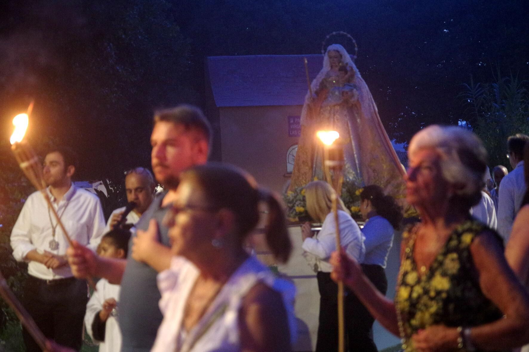 Traslado con antorchas de la Virgen de las Cañas a la parroquia de Nuestra Señora de los Dolores, en el Puerto de la Torre