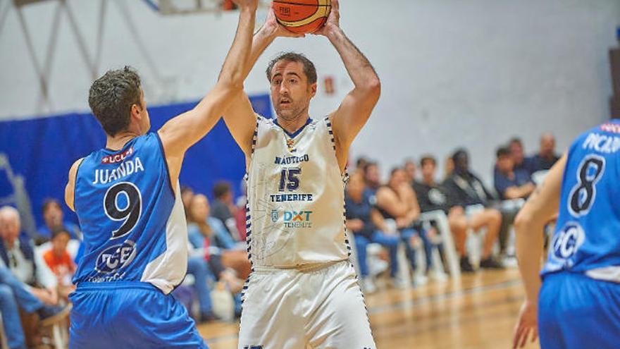 Juanan García trata de pasar el balón en un partido del Náutico Tenerife.