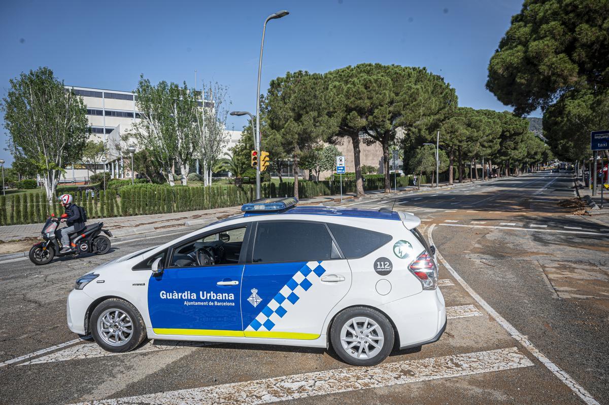 Escape de agua de grandes dimensiones en la avenida Pedralbes con el paseo Manuel Girona de Barcelona