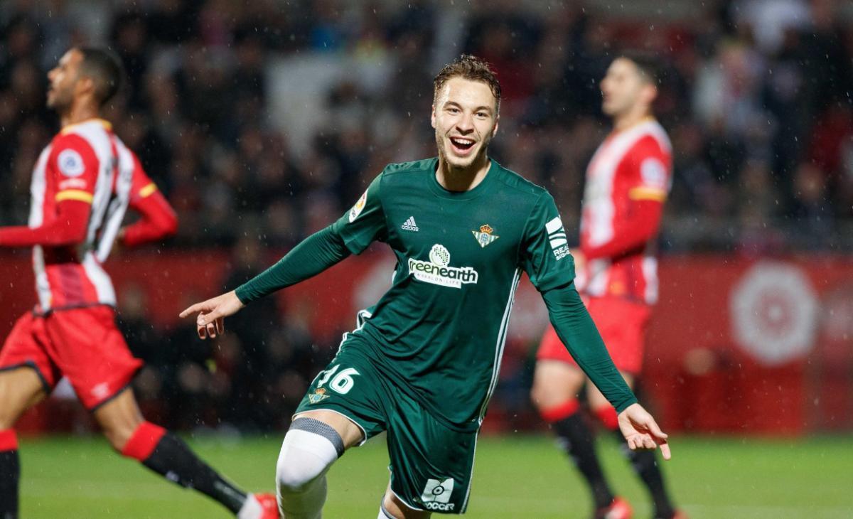 Celebración de un tanto de Loren con la elástica del Real Betis.