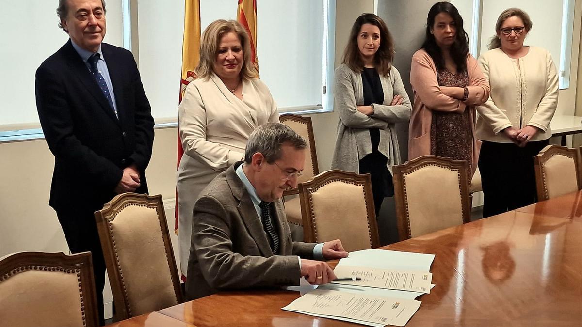 Responsables de Fasamet y CesmAragón, junto al gerente del Salud, durante la firma del acurdo en enero.