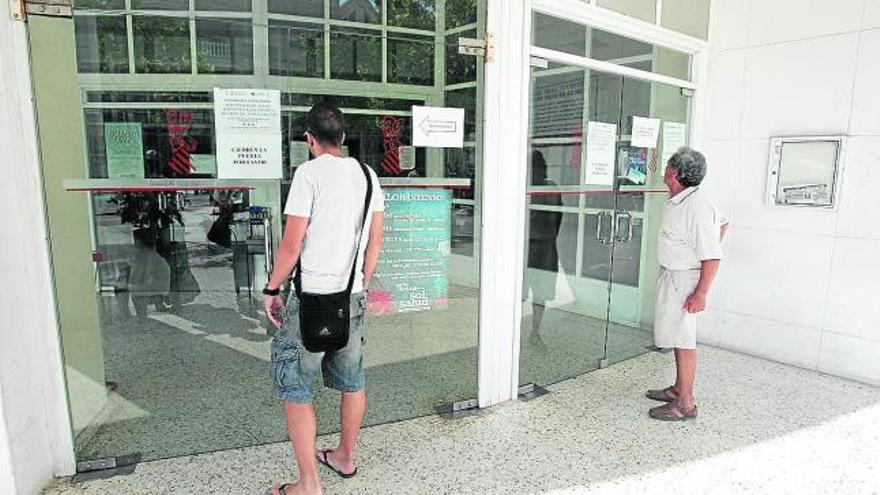 Usuarios, ayer por la mañana, a las puertas del centro de salud de Altabix.