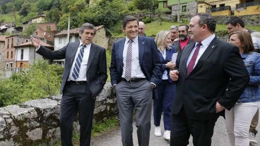 El presidente del Principado, Javier Fernández, entre el alcalde de Santo Adriano, Jesús Manuel Muñiz (a la izquierda), y el consejero de Economía, Isaac Pola, ayer en Villanueva, tras el Consejo de Gobierno.