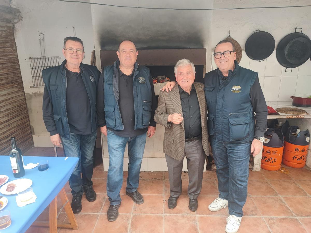 Juan Fernández Martínez, fundador y presidente de KapitalClubInvest junto a amigos del arroz con costra