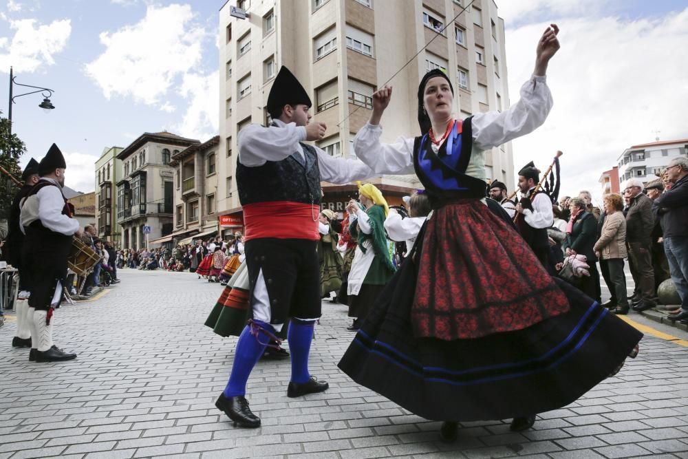 Desfile en Pola de Siero para celebrar los Güevos Pintos