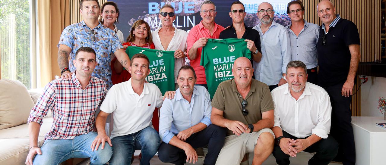 Alfonso Rojo, de pie en el centro de la imagen, con las autoridades y los nuevos patrocinadores, ayer en Blue Marlin Ibiza.