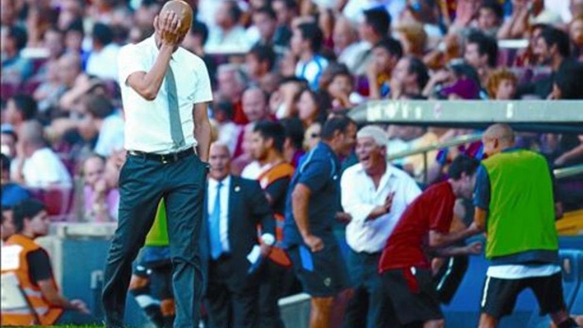 Guardiola se lamenta tras el segundo gol del Hércules, ayer en el Camp Nou.