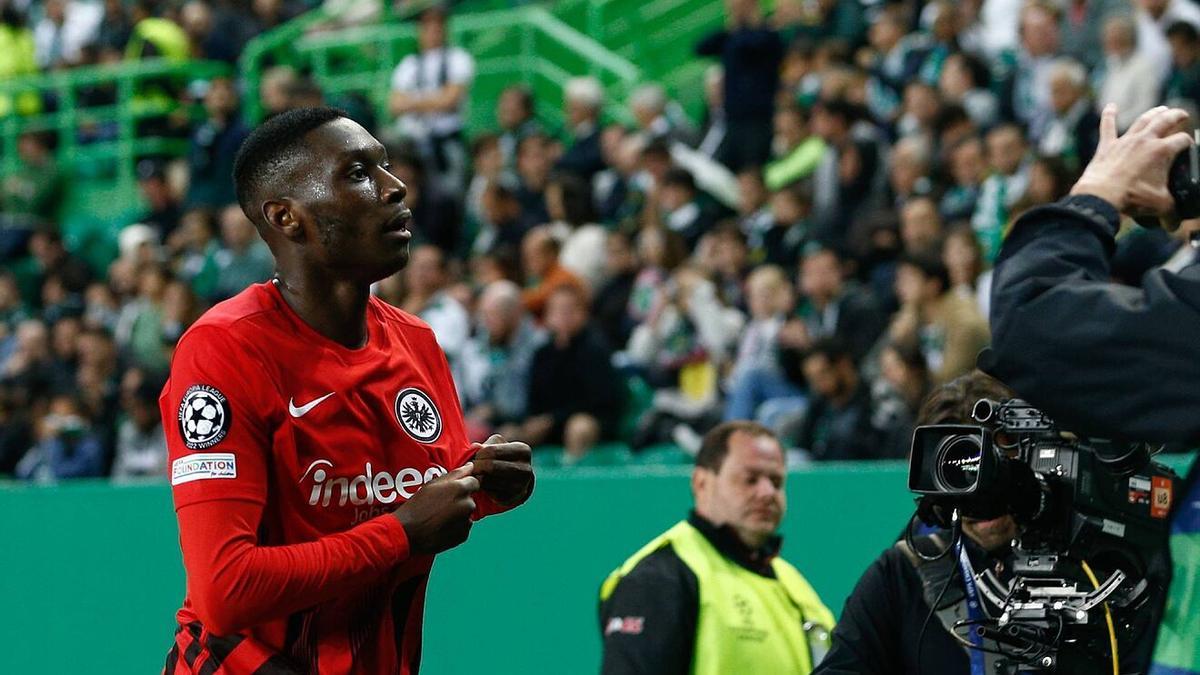 Kolo Muani se señala el escudo del Eintracht después de marcar un gol.