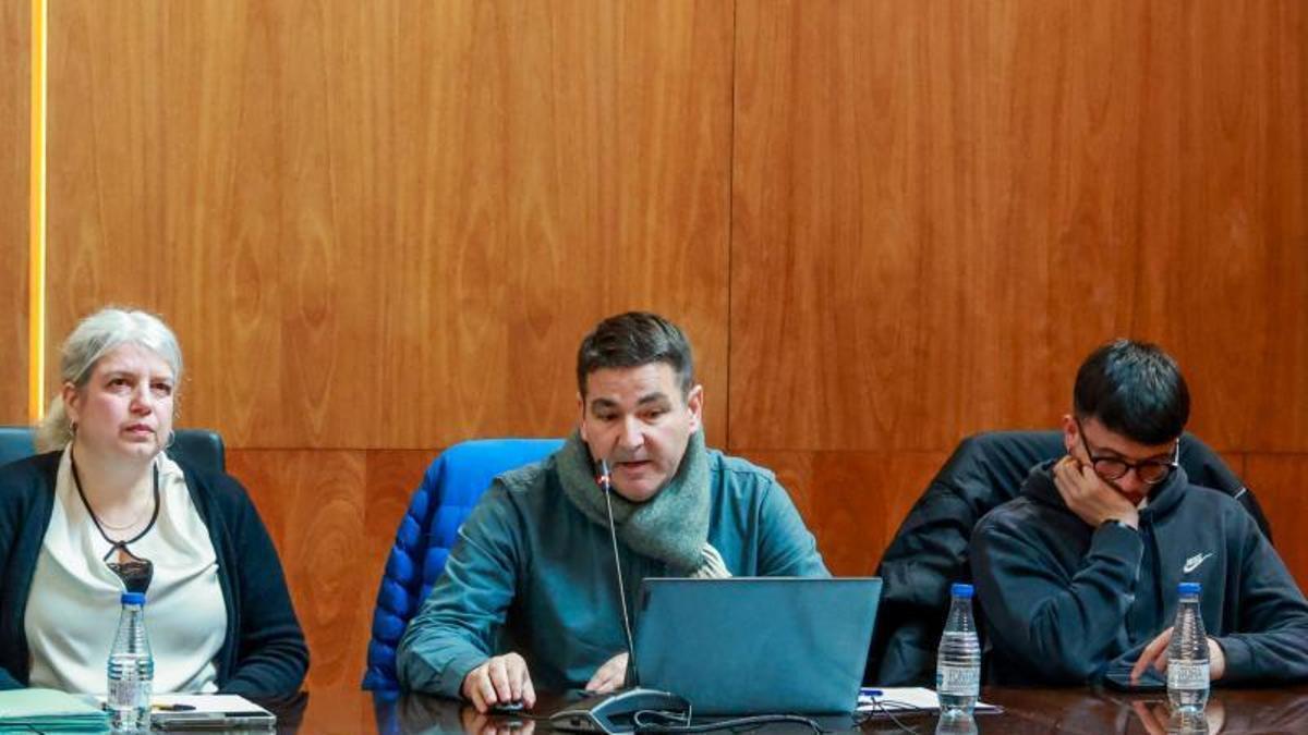 Manuel Suárez durante una sesión plenaria en A Illa.