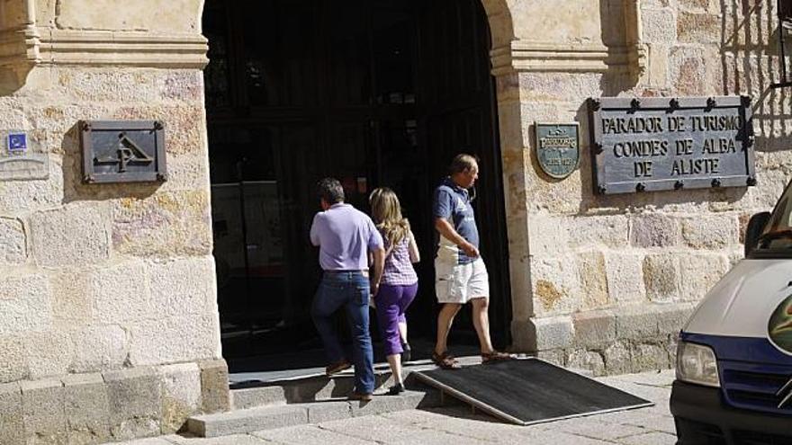 Varios turistas entran y salen del Parador de Zamora.