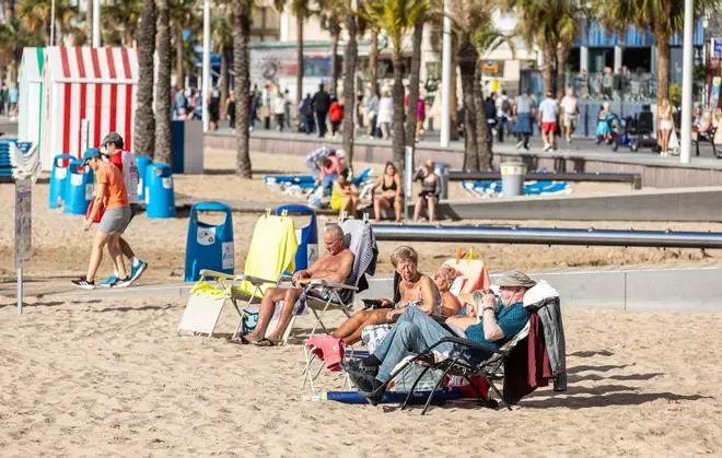 Numerosos turistas disfrutan de un soleado Día de la Constitución en Benidorm