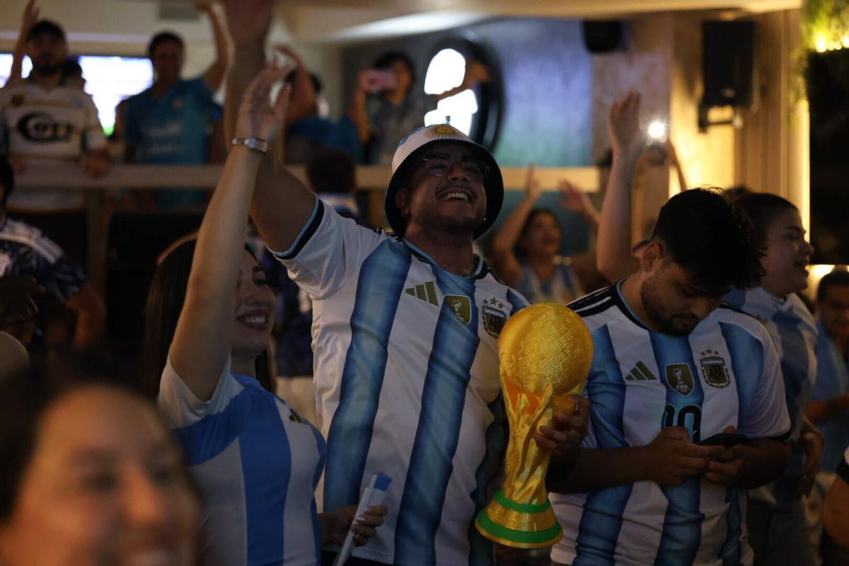 Los aficionados argentinos en Córdoba vibran con su equipo en la final del Mundial 2026