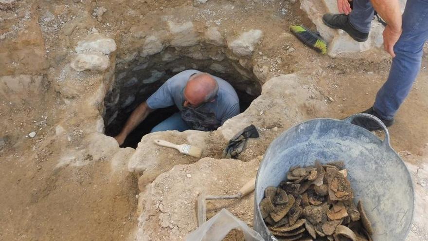 Descubren un pozo del siglo XII en el barrio de la Vila de Ontinyent