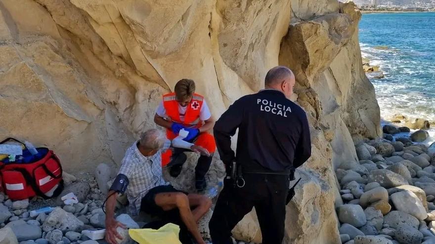 Un anciano de 83 años cae de tres metros en la Cala del Francés de Xàbia