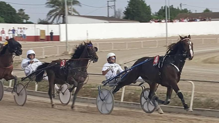 Fantàstic BS, con Xisco Bennàsar, por delante de Far West VX a lo largo de la última curva del &#039;Gran Premi de Manacor&#039;.