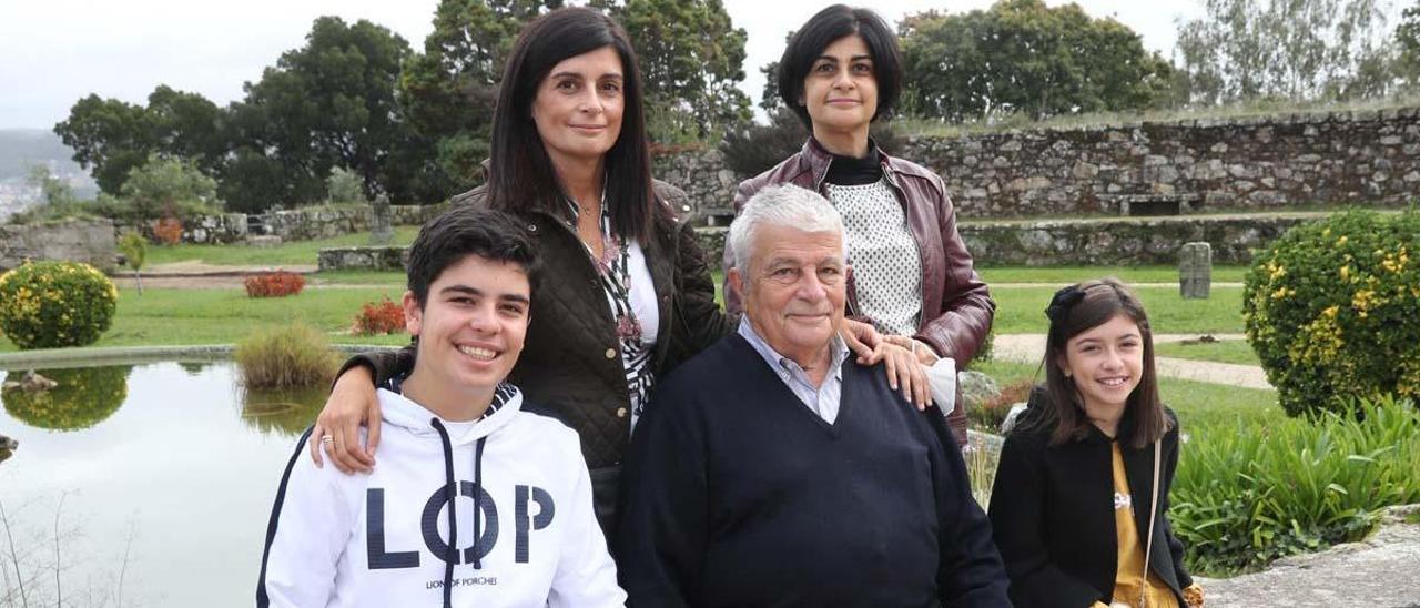 Antonio Valverde, ayer en O Castro, con dos de las hijas que viven en Vigo y dos de sus seis nietos
