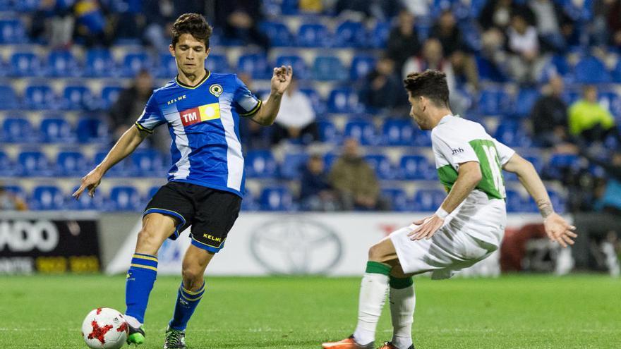 Juanjo Nieto golpea el balón durante el derbi del mes de diciembre.