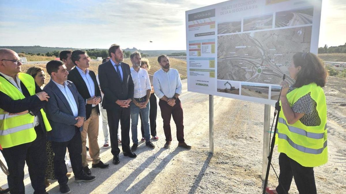 El ministro de Transportes durante una visita a unas obras en Jaén.