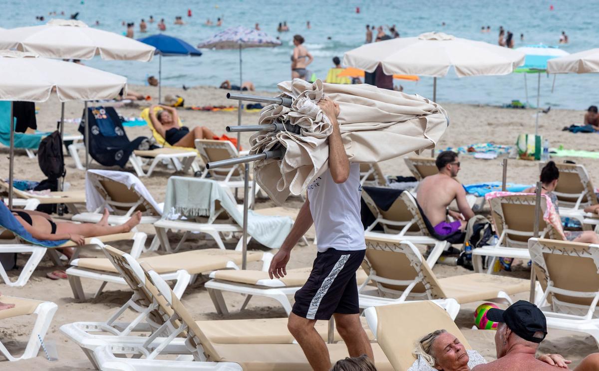La alerta vacía el mar pero no el arenal del Postiguet