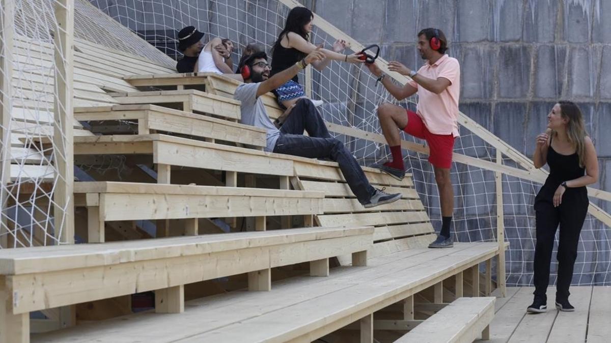 Los alumnos de arquitectura efímera de Elisava, este martes en el nuevo espacio temporal que permitirá durante seis meses 'ver' y 'oír' la Rambla de otra forma desde la terraza del Arts Santa Mònica.