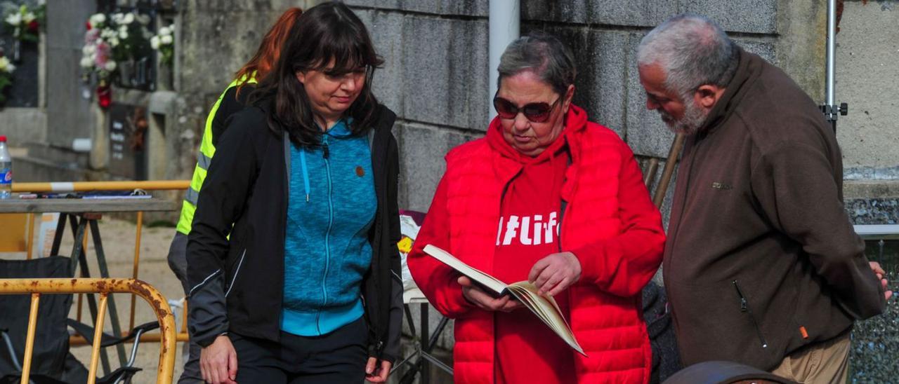 Margarita Teijeiro y Antonio Caeiro, el pasado noviembre durante los trabajos en la fosa.  |  // IÑAKI ABELLA