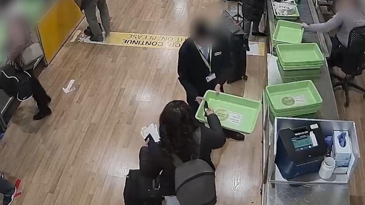 Una treintena de detenidos en el último año por robar artículos de los equipajes en Barajas