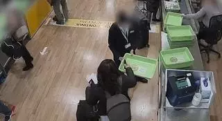 Vídeo | Así roban en los equipajes aprovechando el descuido de los viajeros en Barajas