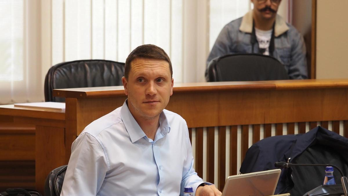 Aitor Bouza en el Parlamento de Galicia.