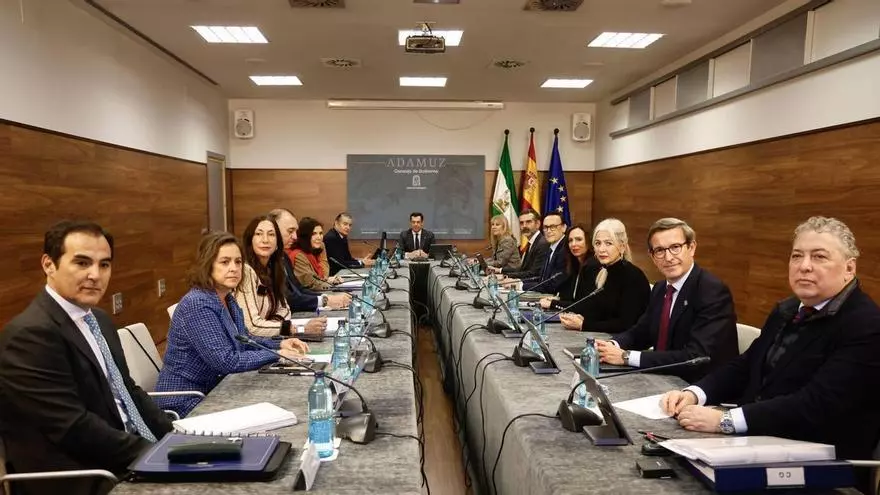VÍDEO | Juanma Moreno se reúne en Adamuz con el Consejo de Gobierno de la Junta de Andalucía